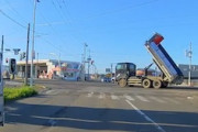 【動画】岩見沢で電線に引っかかって横転してしまうダンプカーが撮影される。