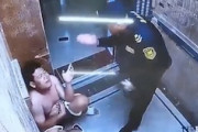 【動画】エレベーター内で女性に暴行した男をフルボッコ。中国の警備員が強い。