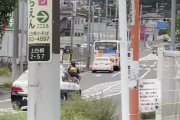 パトカーが逃げるバイクを追いかける←わかる