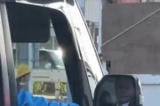 【悲報】運転手のオッサン、信号待ちで焼きそばの湯切りをしてしまう・・・・・・・・・・・