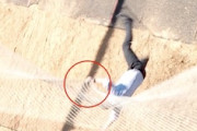 【動画】安全ネットの性能を試そうとしたTVレポーター、落下してしまう。