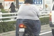 【画像】原付バイクを運転する巨デブまんさん、何度見てもすごいwwww