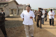 金正恩委員長がたばこを指に挟んで養鶏場の建設現場を視察…日時は不明！