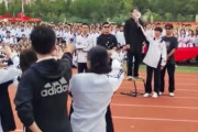安倍元首相の面をつけた人物を銃撃し拍手と歓声…中国高校運動会での寸劇動画に波紋！