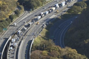 我慢の三連休、東名下りは渋滞…箱根のカップル「息苦しかった。旅行を楽しみたい」