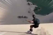 【イヌ】 男が砂丘をサンドボードで滑り降りる。これは爽快だ！ → 犬も追いかけます…