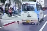【動画】 ダスキン営業車が子供を轢きかける危険運転動画が拡散 ⇒ 特定され警察に出頭へ