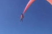 【動画】凧にからまった３歳女児、地上１０ｍまで宙に浮く　台湾