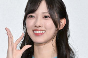 日向坂46清水理央、透け感オフショル×ミニコーデに「鎖骨くっきりで綺麗すぎる」「スタイル良くて憧れ」の声