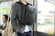 【速報】「電車内でのリュック前抱え、やめて！」賛否両論の声が集まる・・・・・・