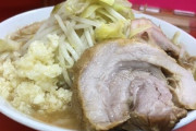 店主「ラーメンニンニク入れますか？」 ワイ「お願いします」 店主「ニンニク入れますか？?」