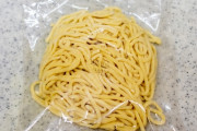 【謎】スーパーで売ってるラーメンの「麺」だけの生麺、これを買ってく人の謎