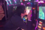【悲報】しばき棒で遊技機等を叩きまくって話題になったホール店長さん、謝罪＆バジ絆2に濃厚キスｗｗｗｗｗ