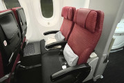 海外「素敵！」JALエコノミークラス新シートでの旅の様子に注目