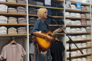 岸本ゆめのさん、ユニクロ店内でライブ