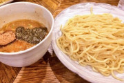 つけ麺、なぜか魚粉まみれのやつしかない