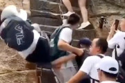 【中国】崋山の垂直階段から女性観光客が落下してしまう事故の映像。