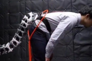 韓国人「日本の大学、ついに“人間がつけるロボットの尻尾”を開発」→「SF映画が現実になってる…」