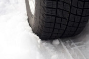 スタッドレスタイヤが滑らない理由ｗｗｗｗｗｗｗｗｗ