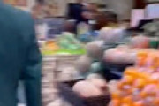 【動画】 ノーマスク男、高級スーパーで追い出される様子を被害者ぶって投稿し物議