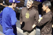 超異例！佐々木朗希が試合前に敵軍パドレスのダグアウトへ、談笑相手の投手コーチ「グッドキッズだ」