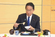 海外「数回食べるだけじゃなくて…」岸田首相らが福島産海産物の安全性を実際に食べて示す