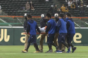 DeNA柴田が担架で運ばれる･･･大和と接触、最後は下敷きで左肩負傷