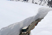 「マリオカートのコースみたい」日本の道路の雪の壁が海外で話題に 海外の反応