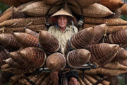 ベトナムに出現した魚捕りのカゴを売る男がまるで「人間松ぼっくり」のようだと海外で話題に