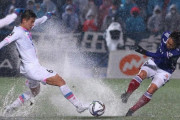 【謎】サッカーは雨降ってもやるのに野球は雨降るとすぐ中断するのはなぜ？