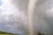 竜巻に極限まで近づくストームチェイサーの動画ほんとすごい。