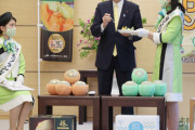 【画像】最高級メロンを美女から手渡されデレデレの岸田総理と、それを手渡す美女の視線をご覧下さい