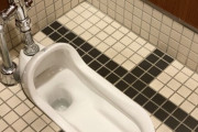 和式トイレの水洗レバー、手で押す派と足で踏む派が拮抗している模様