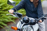 ワイ「バイクとかいう寒い暑いうるさい臭い危ない不合理な乗り物さんさぁ…」