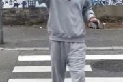 【動画】窪塚洋介さん、待ち合わせに靴履かずに靴下で現れる