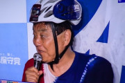 【画像】河村たかしさん、中日ドラゴンズのヘルメットを被ってチャリンコの上で水をカブるwwwwwwwwwwww