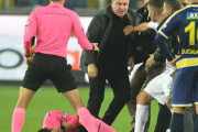 トルコで衝撃事件、クラブ会長が主審の右頬にパンチを見舞いKO…サッカー協会会長は「恥ずべき夜」と非難