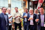 【悲報】反ワクチン反マスク反コロナの極右ブラジル大統領、NYに襲来し路上でピザを堪能