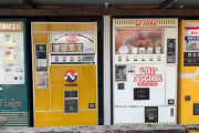 「日本は自販機の天国みたいだ」レトロな自動販売機を体験する外国人が話題に