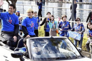 ◆Ｊリーグ◆Ｖ・ファーレン長崎がＪ１昇格を祝うパレード…沿道に集まった約５０００人のサポーターに笑顔で手を振る