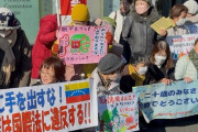 成人式会場の前で「戦争やめろ」とかやってた高齢者集団、へずまりゅうに蹴散らされるｗｗｗｗ