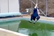 【面白】それは助からない（笑）汚いプールでロープスイングに挑戦した男がｗｗｗ