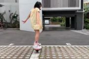 【動画】11歳・小6女子、パンツを履いてなさそうな格好でスケートボードをする