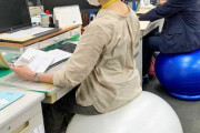 ふじみ野市役所で椅子代わりにバランスボールを採用