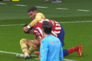 【悲報】プロサッカー選手さん、試合中に相手選手とレスリングを始めてしまう