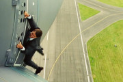 【悲報】トムクルーズが映画MIで飛行機の外壁に捕まってるシーン、CGだったｗｗ