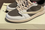 40歳超えたらNIKEやニューバランスのスニーカー履くのが恥ずかしくなってきたんだが…