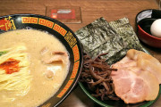 【画像】このラーメン、セットでこれだけついてなんと1580円！