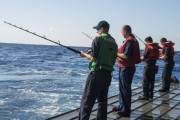 「海軍に入れ、海を釣れ」…米水兵は軽い釣りでリラックス！