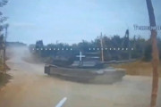ウクライナ軍のM1エイブラムス戦車をロシア軍の光ファイバー自爆ドローンが自爆攻撃…背後に回り込まれ為す術なし！
